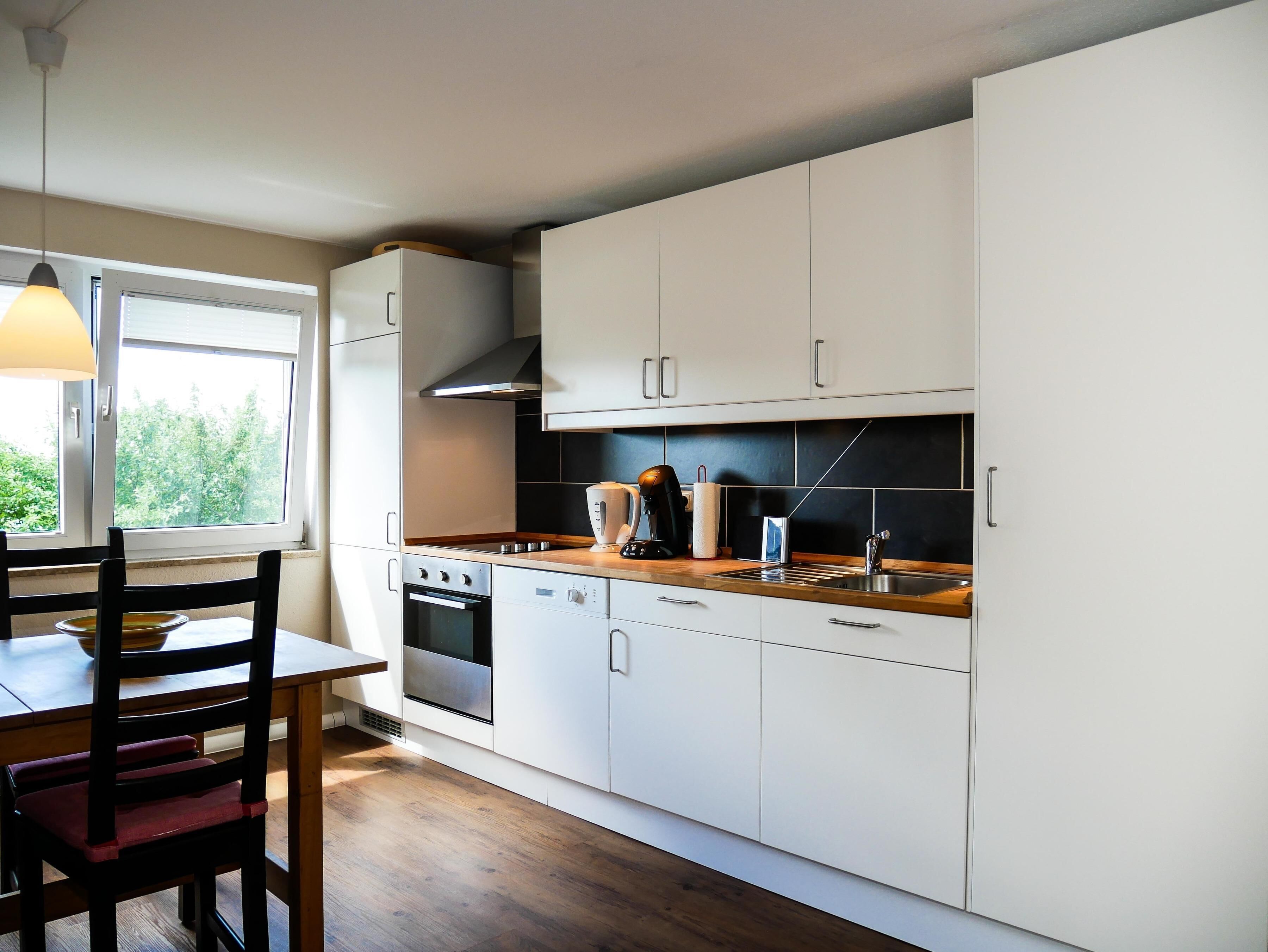 Réfrigérateur, un four, surface de cuisson, lave-vaisselle