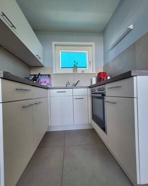 Réfrigérateur, un four, surface de cuisson, lave-vaisselle