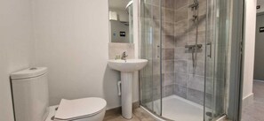 Shower - Refurbed 4BDR Home on Dock Road Near City Centre (Limerick)