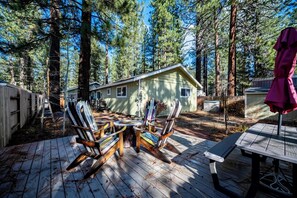 Outdoor dining - Tahoe Beachy Cabin 3 Bedrooms-Hot Tub-Fenced Yard, Pets OK  846S (South Lake Tahoe)