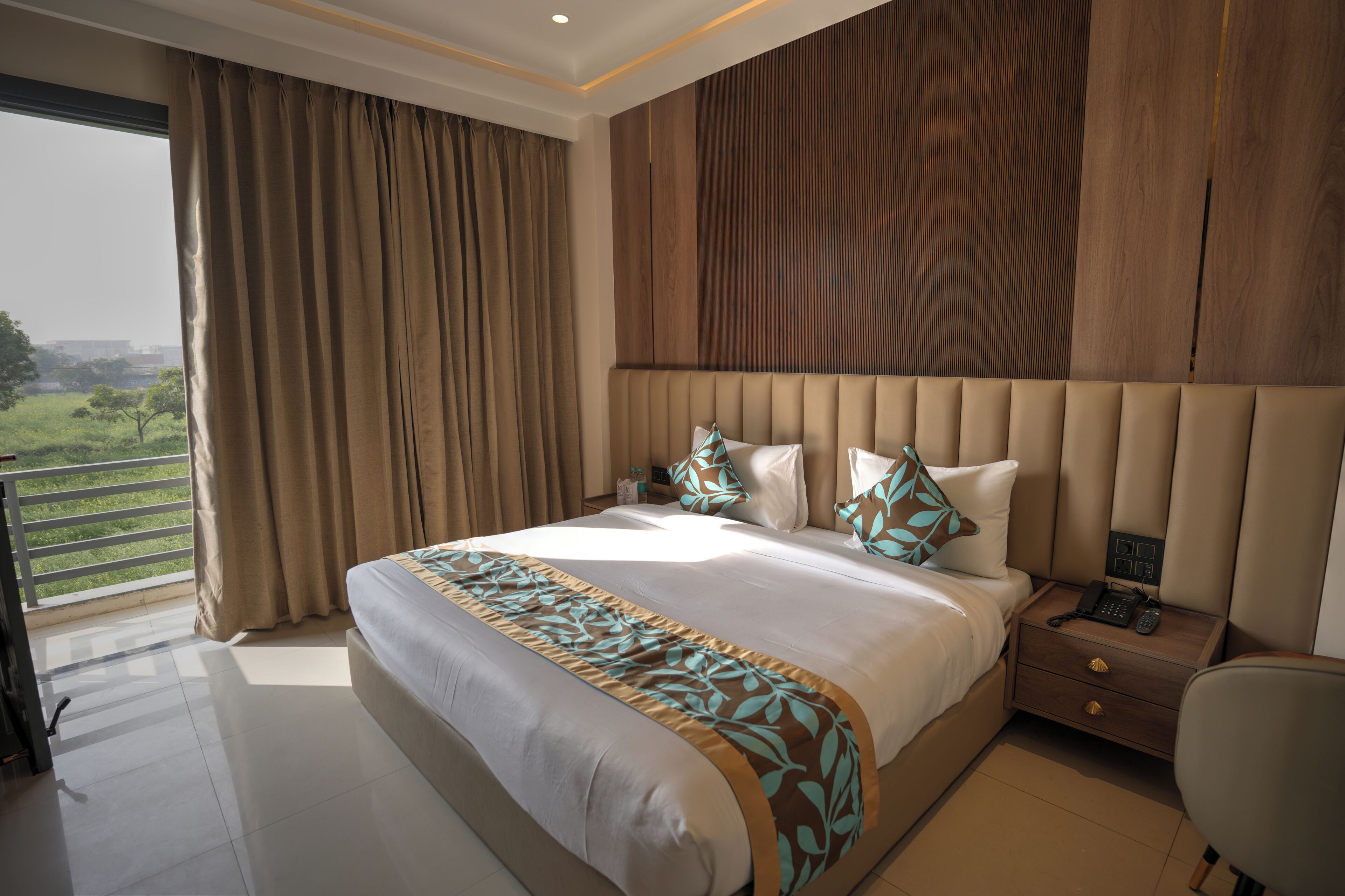 Habitación doble Deluxe, balcón, vista a la ciudad | Escritorio y wifi gratis 