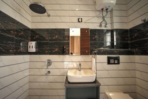 Habitación doble Deluxe, balcón, vista a la ciudad | Baño | Regadera, amenidades de baño gratuitas, toallas, jabón 