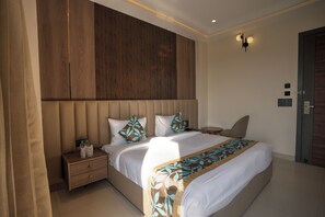 Habitación doble Deluxe, balcón, vista a la ciudad | Escritorio y wifi gratis 