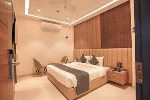 Family Studio Suite, Balcony, City View | Desk, free WiFi