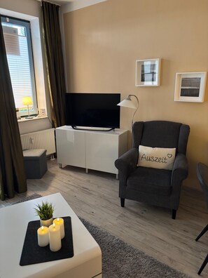 Una televisión, una mesa de tenis de mesa