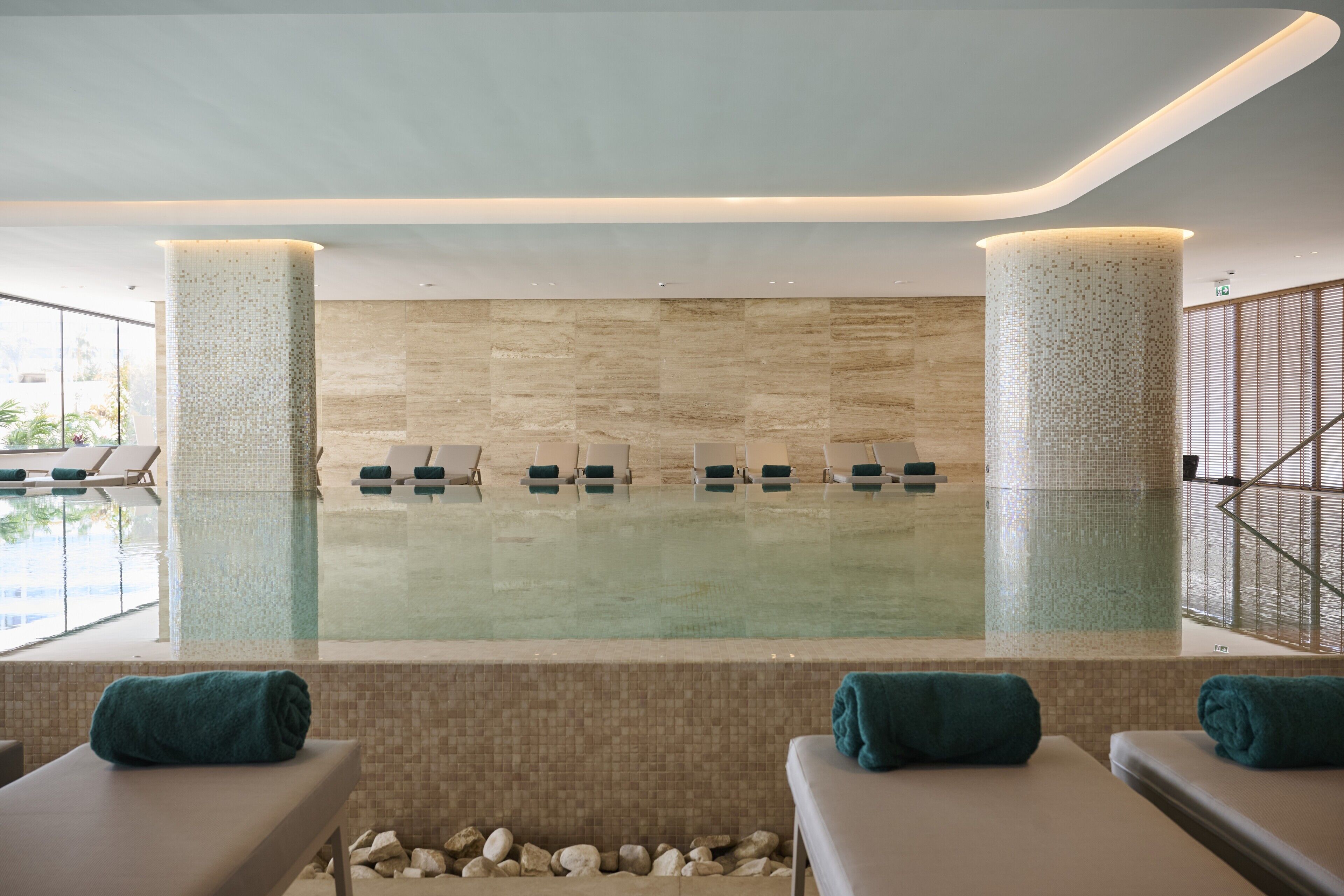 Una piscina cubierta, 2 piscinas al aire libre