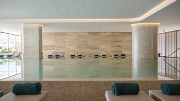 Una piscina cubierta, 2 piscinas al aire libre