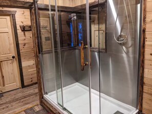 Een douche, een haardroger, zeep