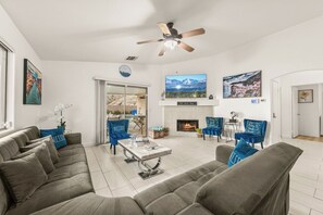 Smart TV, fireplace - 3BR Desert Escape , Pool, Views & Mini Golf (Desert Hot Springs)