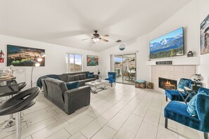 Smart TV, fireplace - 3BR Desert Escape , Pool, Views & Mini Golf (Desert Hot Springs)