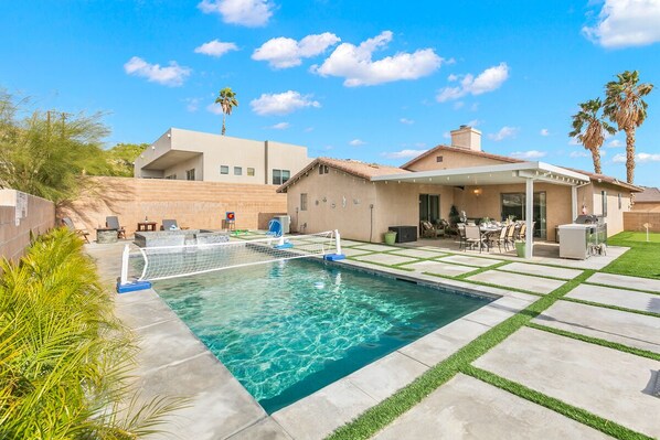Outdoor pool, a heated pool - 3BR Desert Escape , Pool, Views & Mini Golf (Desert Hot Springs)