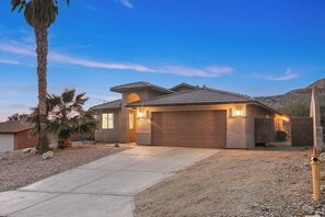 Exterior - 3BR Desert Escape , Pool, Views & Mini Golf (Desert Hot Springs)