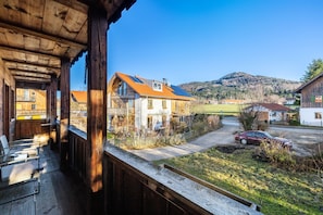 Property grounds - Apartment 'Traumhafte Neue Große Idyllisch Am Bach' with Mountain View, Balcony and Wi-Fi (Benediktbeuern)