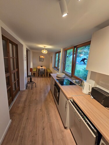 Apartment mit Bergblick, Balkon und WLAN – Traumhafte neue Wohnung am Bach