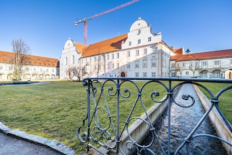 Property grounds. Apartment with Mountain View, Balcony and Wi-Fi – Stunning New Apartment by the Stream