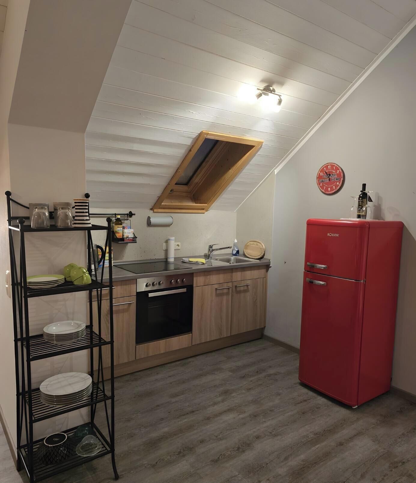 Fridge, oven, stovetop, coffee/tea maker