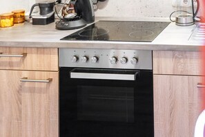 Réfrigérateur, four, plaque de cuisson, cafetière/bouilloire