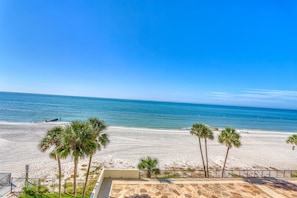 On the beach - ☀Beachfront Condo🐬End Unit🍹Ocean Sands I-501🌴Heated Pool/Hot Tub🏖️Beach Views (Madeira Beach)
