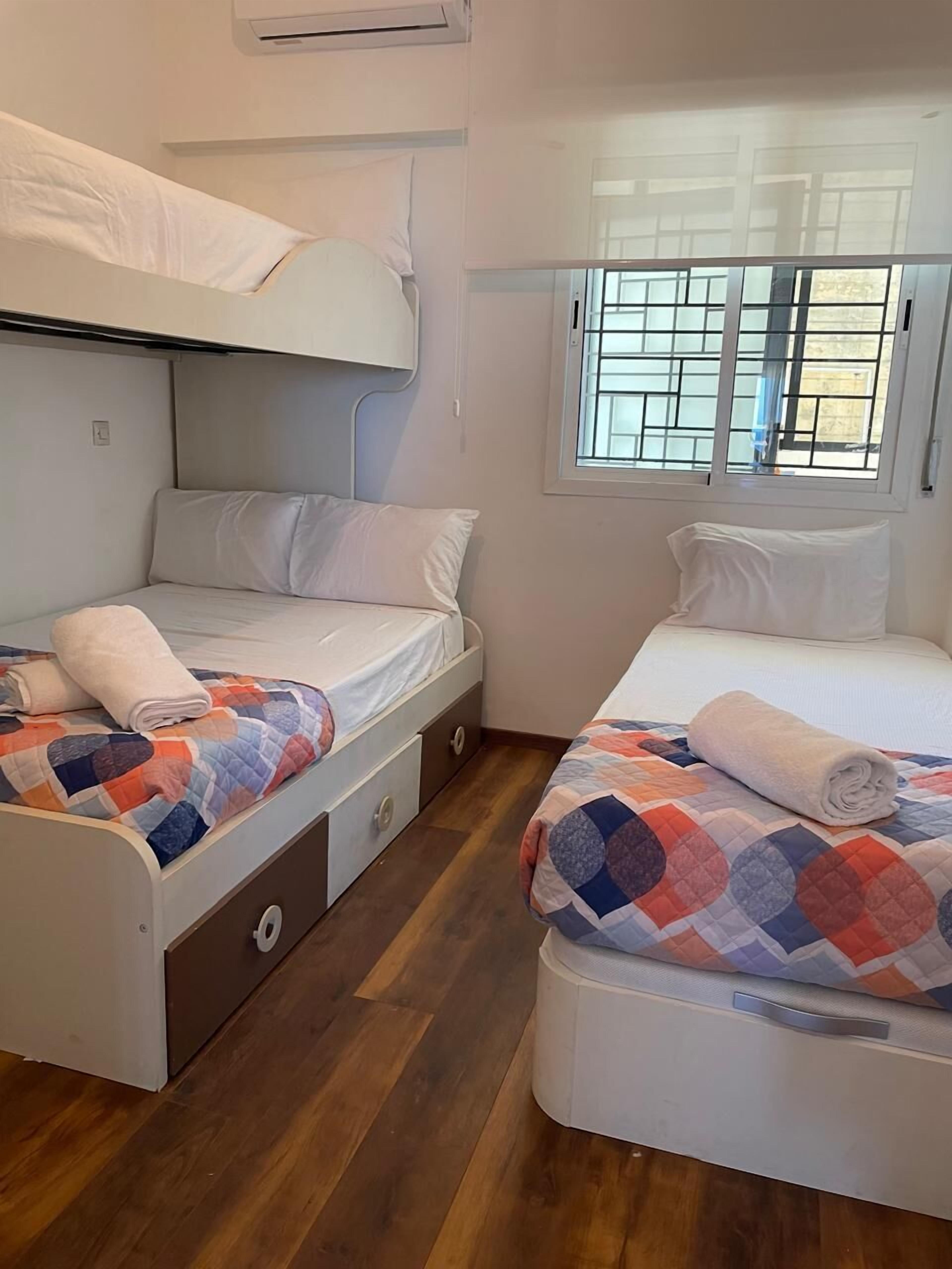 Loftsleilighet – superior, strandutsikt | Strykejern/-brett og wi-fi (inkludert)