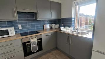 Fridge, oven, stovetop, cookware/dishes/utensils