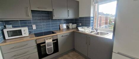 Refrigerador, horno, parrilla de estufa y utensilios de cocina