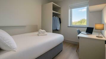 Iron/ironing board, Internet, bed sheets