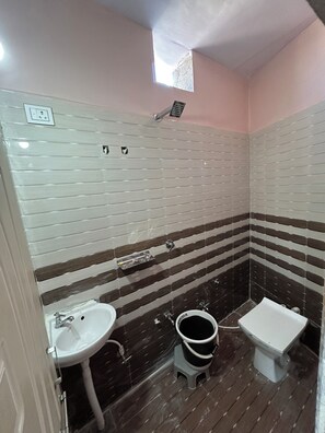 Regadera, toallas, papel de baño