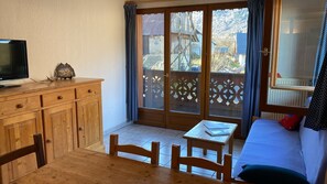 TV - Apartment 'Le Ressoutan' with Mountain View and Balcony (Saint-Colomban-des-Villards)