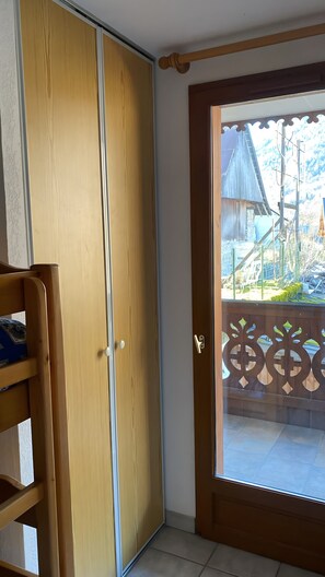 Interior - Apartment with Mountain View and Balcony (Saint-Colomban-des-Villards)