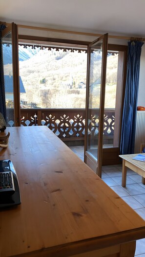 Interior - Apartment with Mountain View and Balcony (Saint-Colomban-des-Villards)