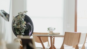Dining - Casa confortável estilo americana.Perto da praia e perto do centro. (Rio das ostras)