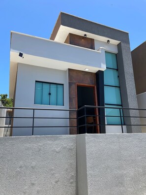 Exterior - Casa confortável estilo americana.Perto da praia e perto do centro. (Rio das ostras)