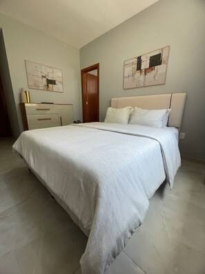 3 chambres, fer et planche à repasser, Wi-Fi, draps fournis