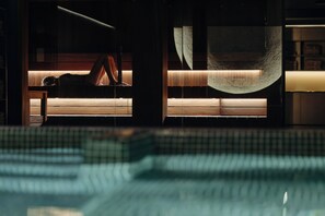 カップル用トリートメントルーム、サウナ、アロマテラピー、ホットストーンマッサージ、ディープティシュー マッサージ、マッサージ