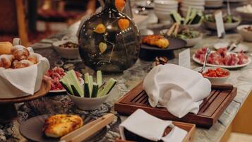 TĂ€gliches inbegriffenes nach Wunsch zubereitetes FrĂŒhstĂŒck