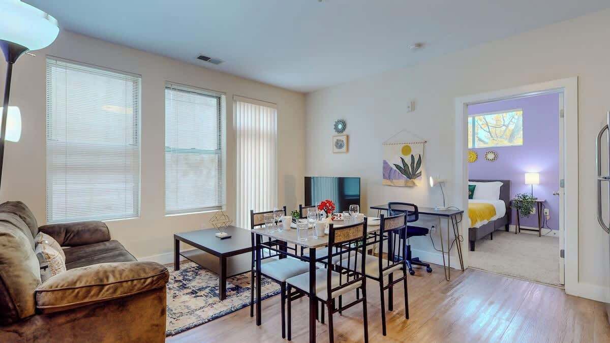 Een bureau, een strijkplank/strijkijzer, wifi, beddengoed