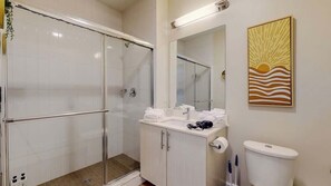 Dusche, Haartrockner, Handtücher, Shampoo