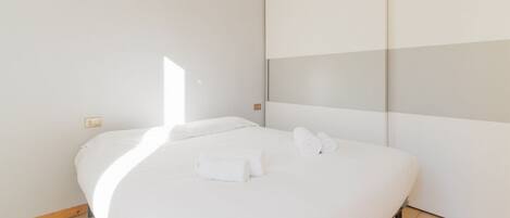 2 habitaciones y tabla de planchar con plancha