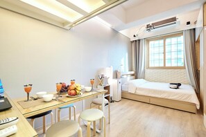 WiFi - Hongdae/duplex/Queen bed/2 mats/full bath/AC/WiFi (Seoul)