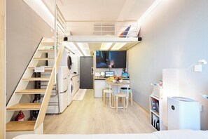 WiFi - Hongdae/duplex/Queen bed/2 mats/full bath/AC/WiFi (Seoul)