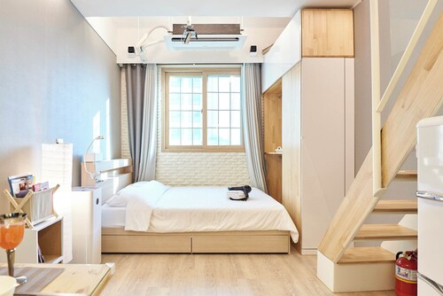 Hongdae/duplex/Queen bed/2 mats/full bath/AC/WiFi