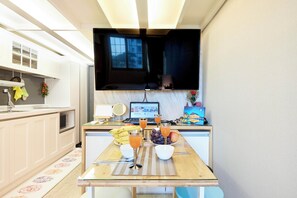 Dining - Hongdae/duplex/Queen bed/2 mats/full bath/AC/WiFi (Seoul)