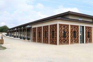 المنشأة من الخارج