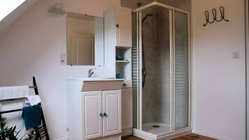 Een douche, een haardroger, handdoeken