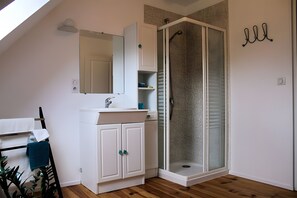 Douche, sèche-cheveux, serviettes fournies