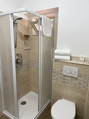 经济双人房, 庭院景观 | 浴室 | 淋浴设施、大花洒淋浴喷头、免费洗浴用品、吹风机