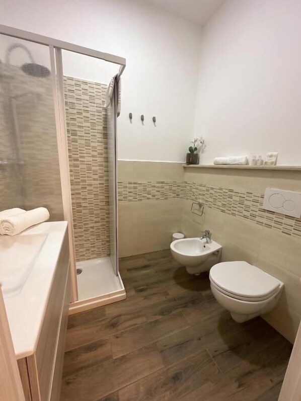 Deluxe Double Room, Courtyard View | Bathroom | Slippers - Casa onofrio tropea (Tropea)