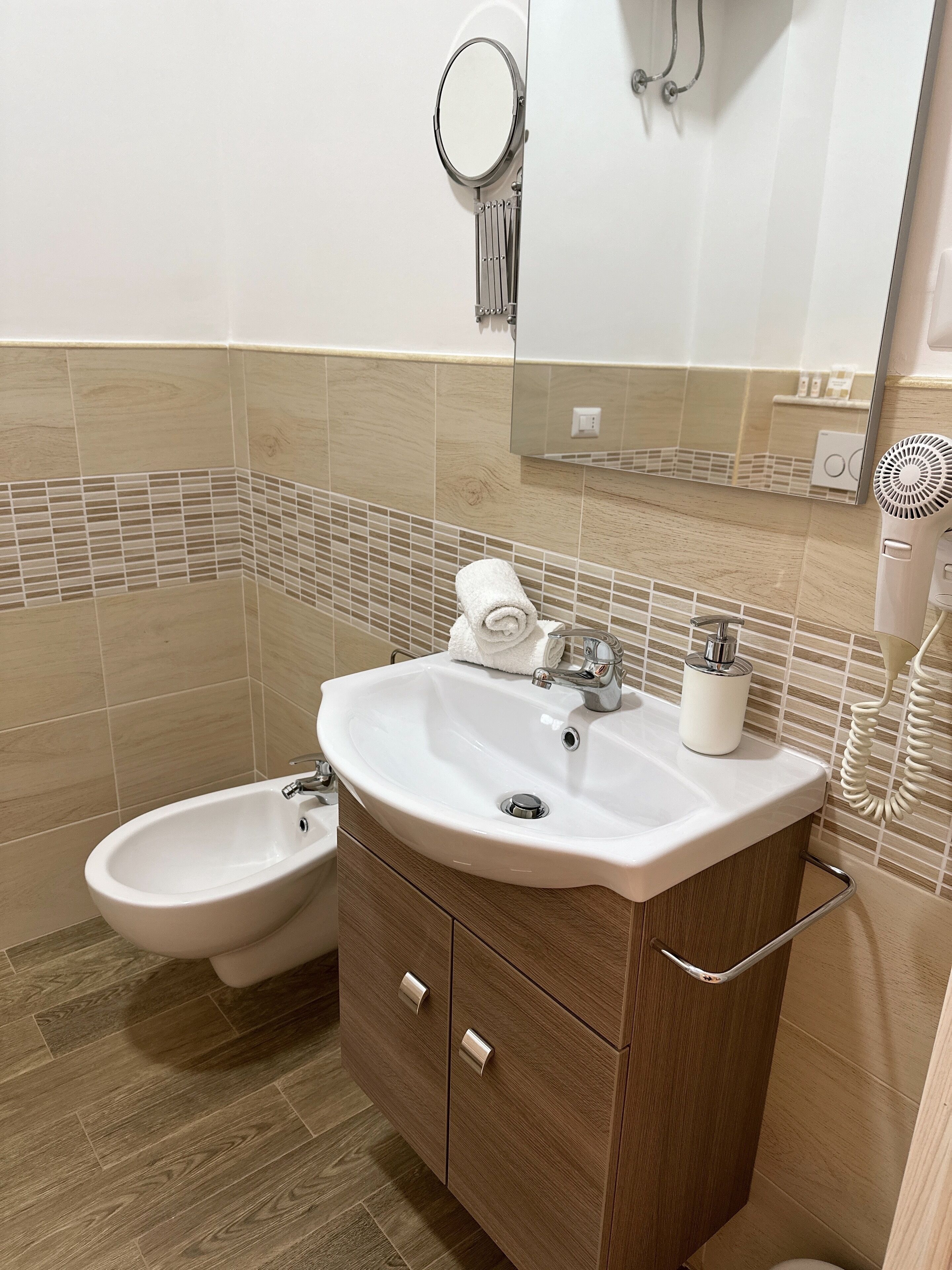 Doppia Economy, vista cortile | Bagno | Doccia, soffione a pioggia, set di cortesia gratuito, asciugacapelli