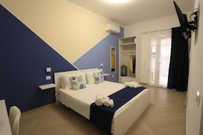 Economy tweepersoonskamer, uitzicht op binnenplaats | Luxe beddengoed, donzen dekbedden, een kluis op de kamer, een bureau