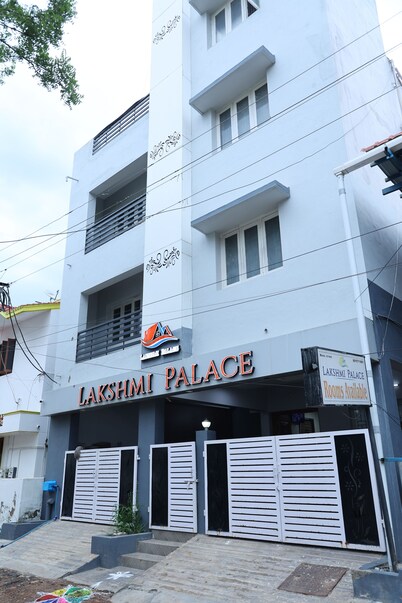 ลักษมี พาเลซ ใกล้สถานีรถบัส เอ็มจีอาร์